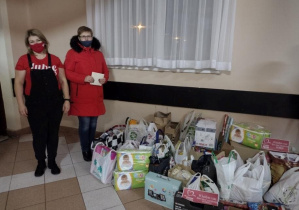 Produkty zebrane przez wolontariuszy ZSP nr9 w Bełchatowie odwiezione do punktu Szlachetnej Paczki